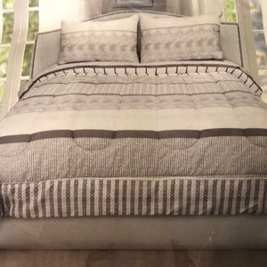 NWT Full/Queen Comforter & Sham Set